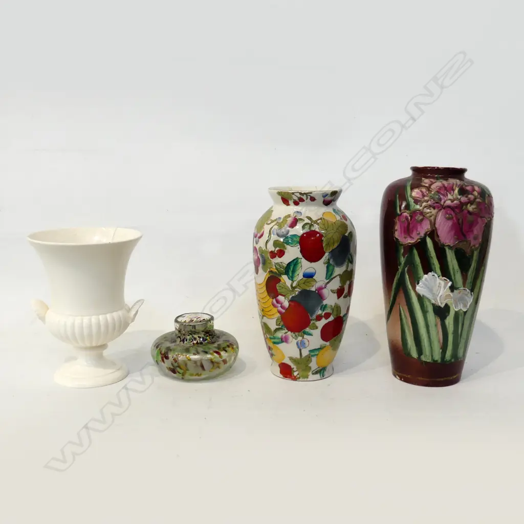4 VASES; WHITE WEDGWOOD URN, ART GLASS, 2 OTHER H.255mm Image 1++
