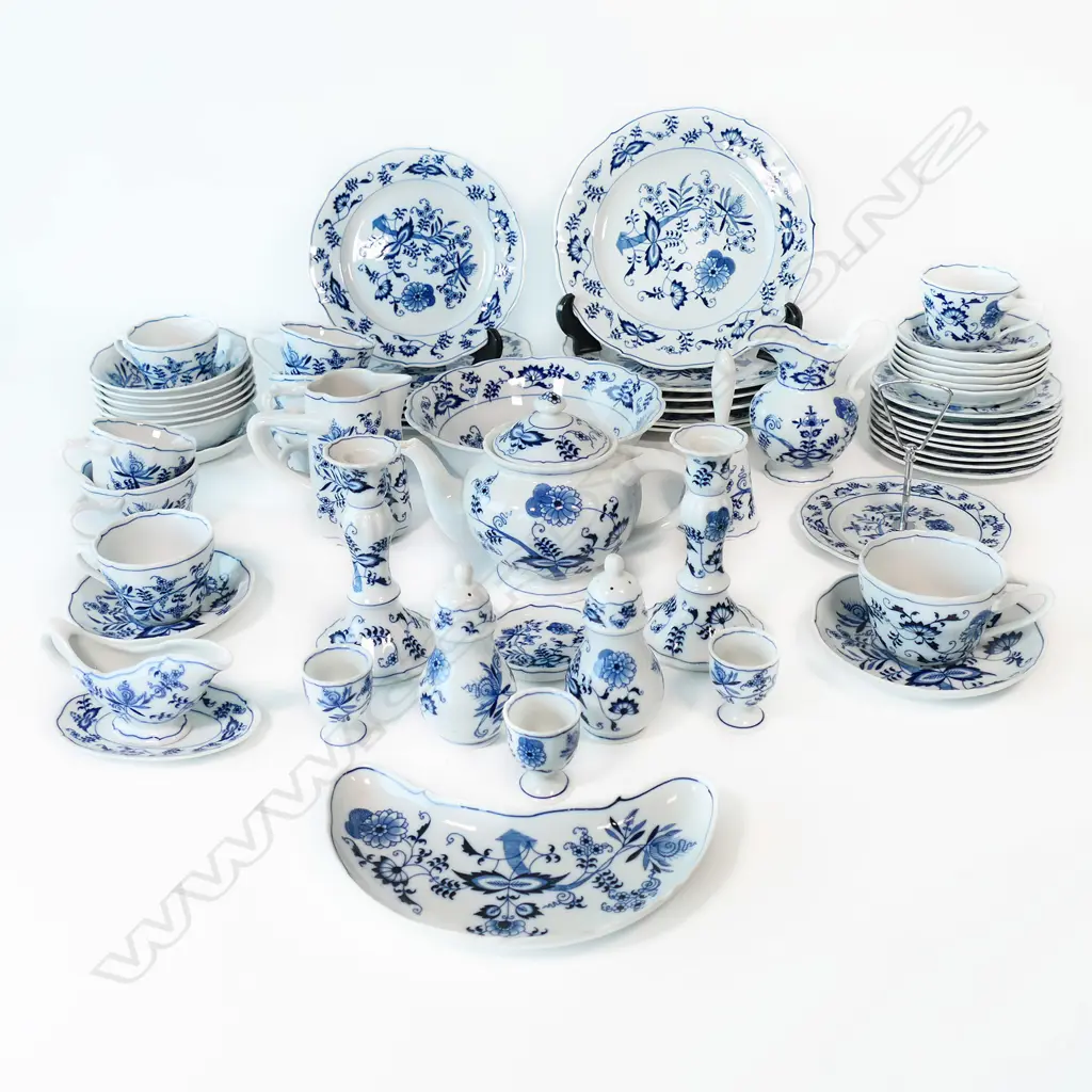 58 PIECE BLUE DANUBE DINNER SERVICE, INCL. TEA & COFFEE SETS, SERVING DISHES ETC Image 1++
