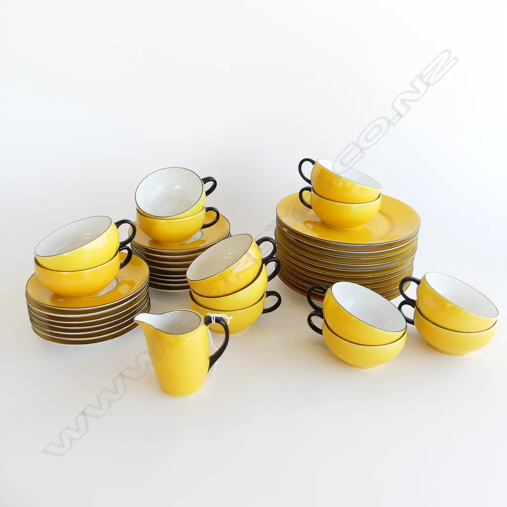 40 PCES YELLOW EAMAG BAVARIA; 13 CUPS, 15 SAUCERS, 11 PLATES, JUG - FAULTS Image 1++