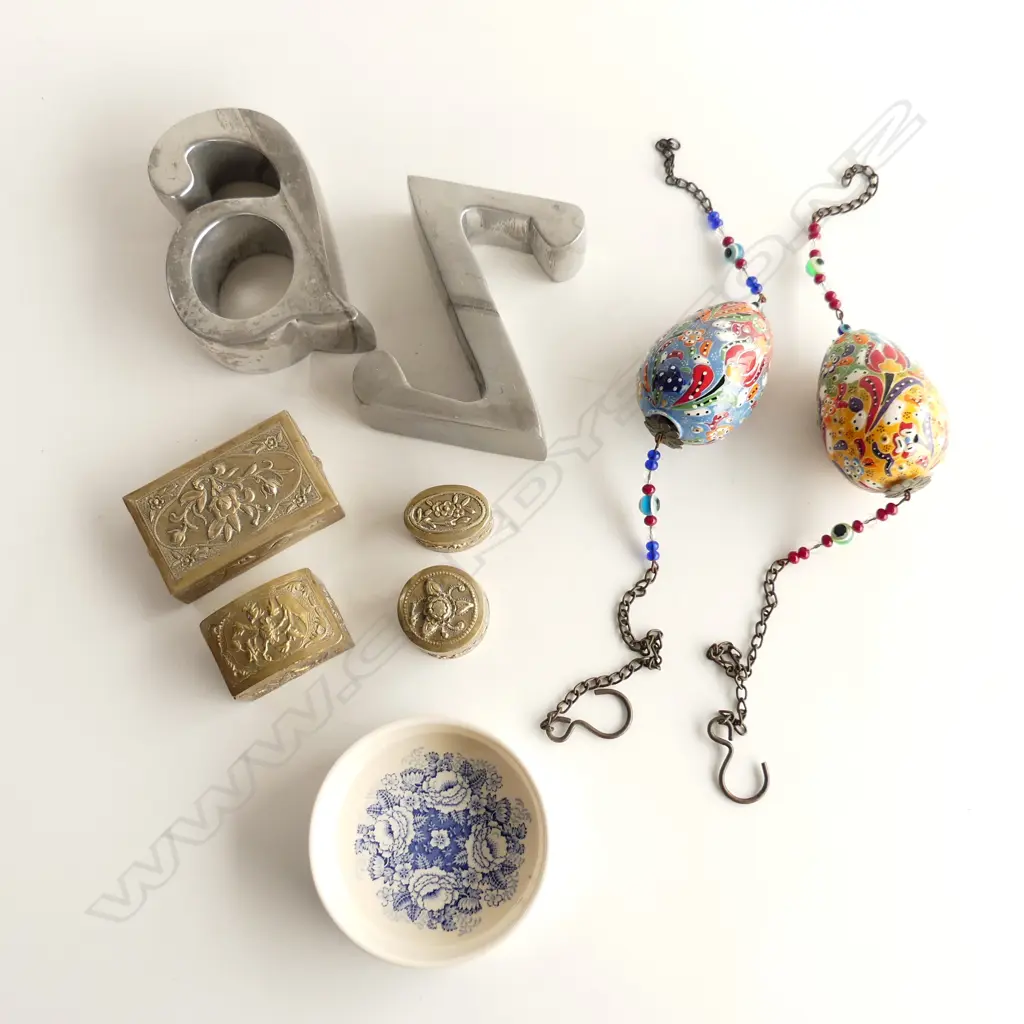 BOX LOT ASST. TRINKETS, A & Z BOOKENDS Image 1++