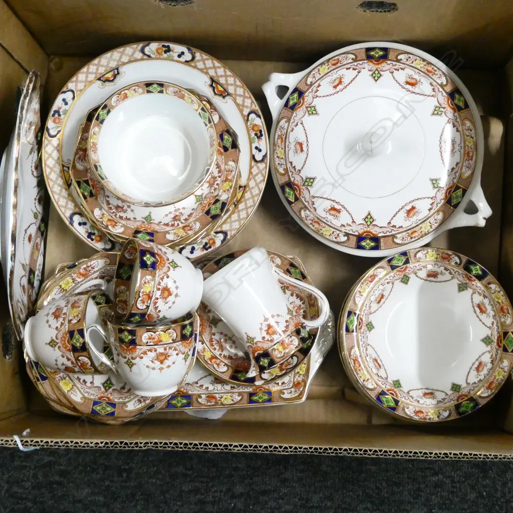 BOX LOT PART DINNERSET  BY ALFRED MEAKIN IN THE  'WINDSOR' PATTERN. Image 1++