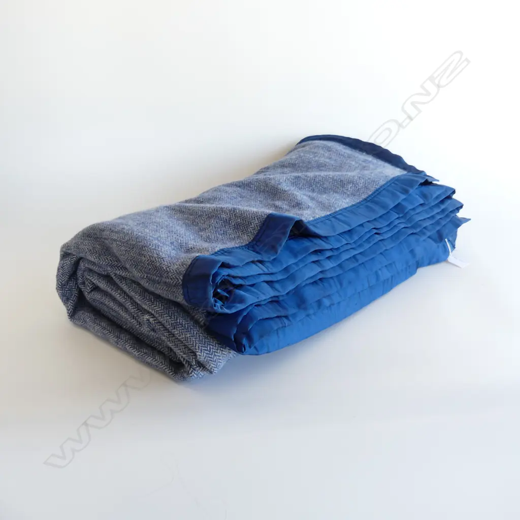 LG BLUE HERRINGBONE 100% WOOL BLANKET w. SATIN TRIM Image 1++
