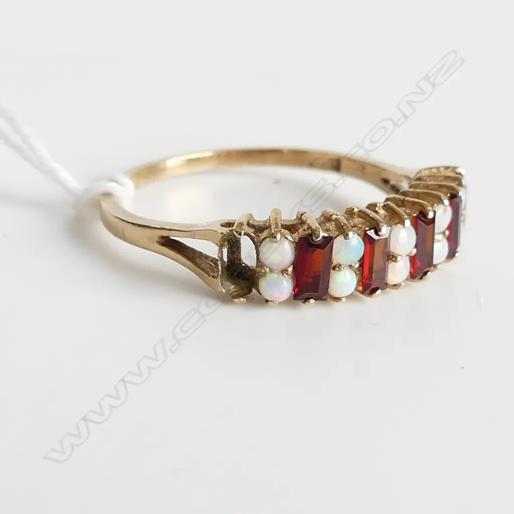 9CT GOLD HALLMARKED GARNET & OPAL RING, SIZE T, 2.2GMS ONE STONE MISSING Image 1++