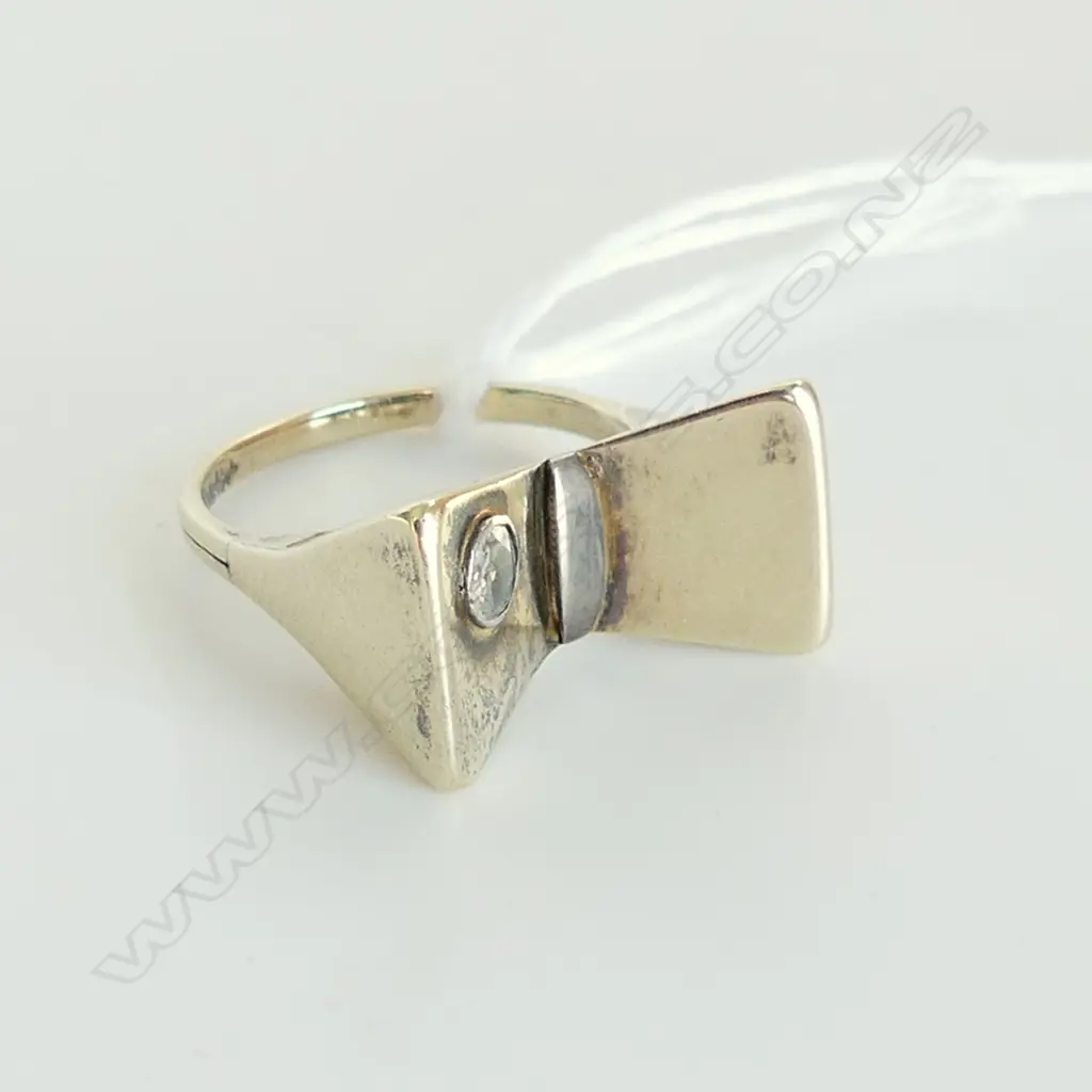 GOLD 'BOW' RING w. MOISSANITE 5.5 GRAMS - at least 9ct testing as 14 Image 1++