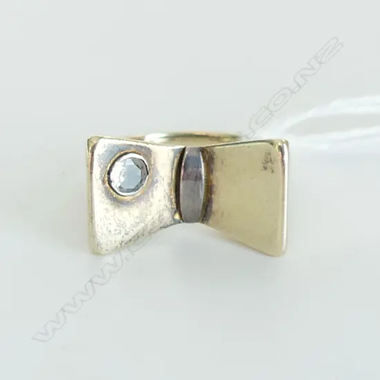 GOLD 'BOW' RING w. MOISSANITE 5.5 GRAMS - at least 9ct testing as 14