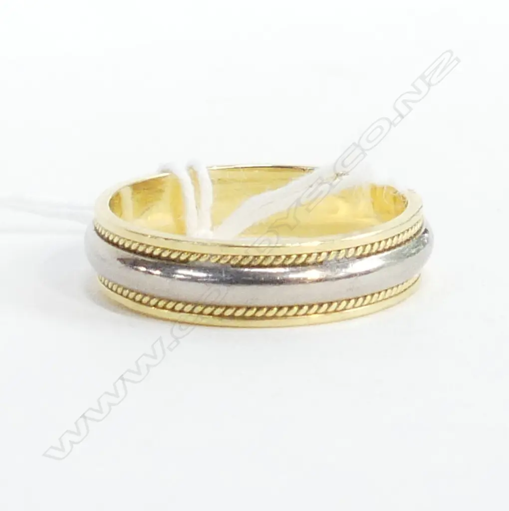 18CT TWO TONE WEDDING BAND, SZ. V. 7.74GMS  Image 1++