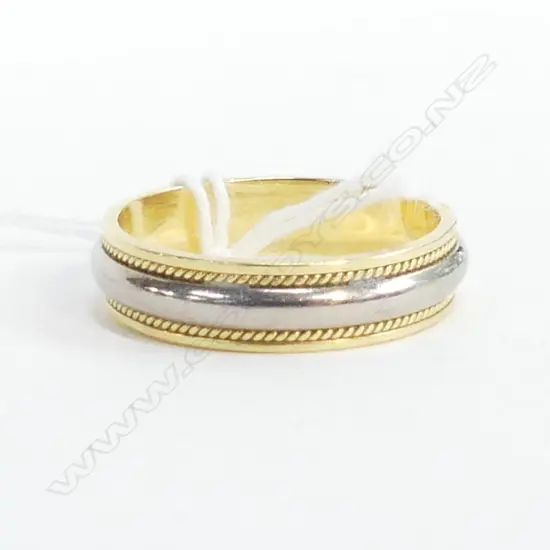 18CT TWO TONE WEDDING BAND, SZ. V. 7.74GMS 