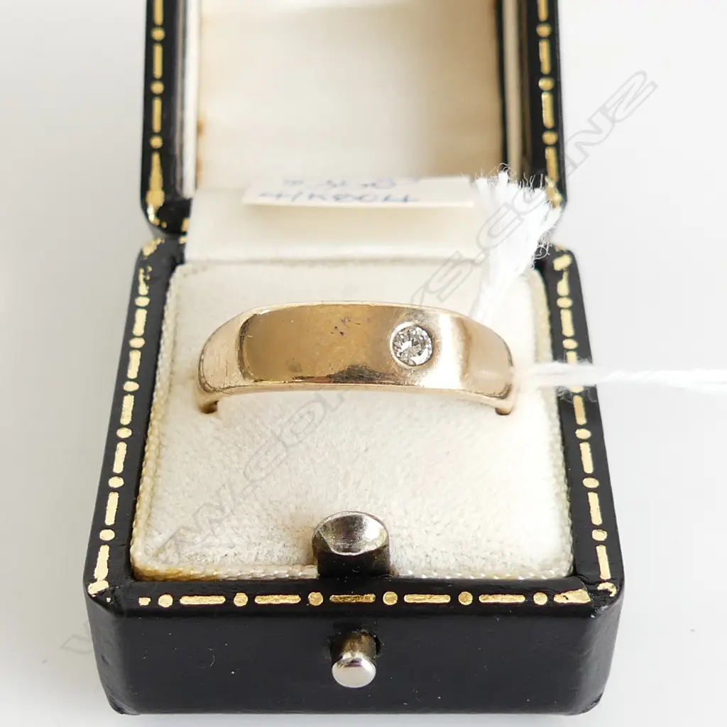 9CT DIAMOND SIGNET RING 5.1 GRAMS SIZE V 1/2 Image 1++