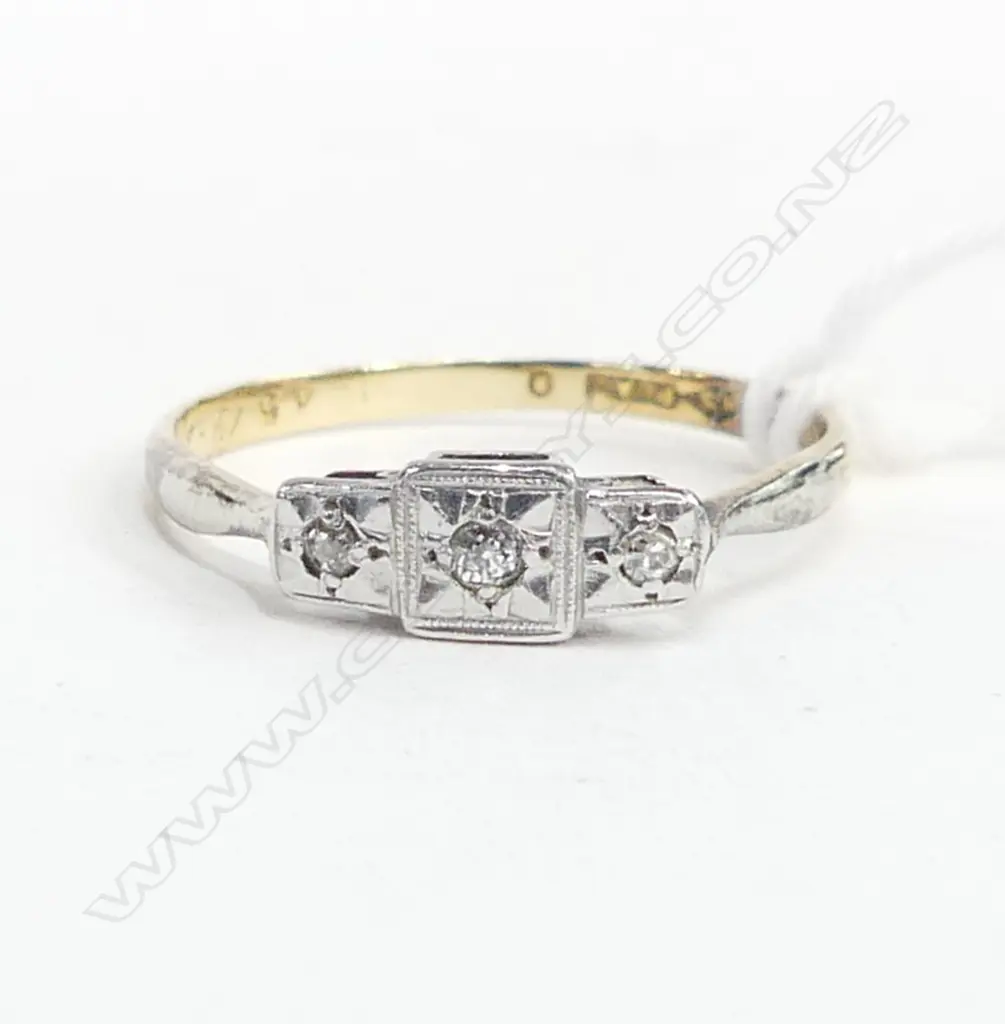 1920's 18ct GOLD & DIAMOND 3 STONE RING 1.8gms Image 1++