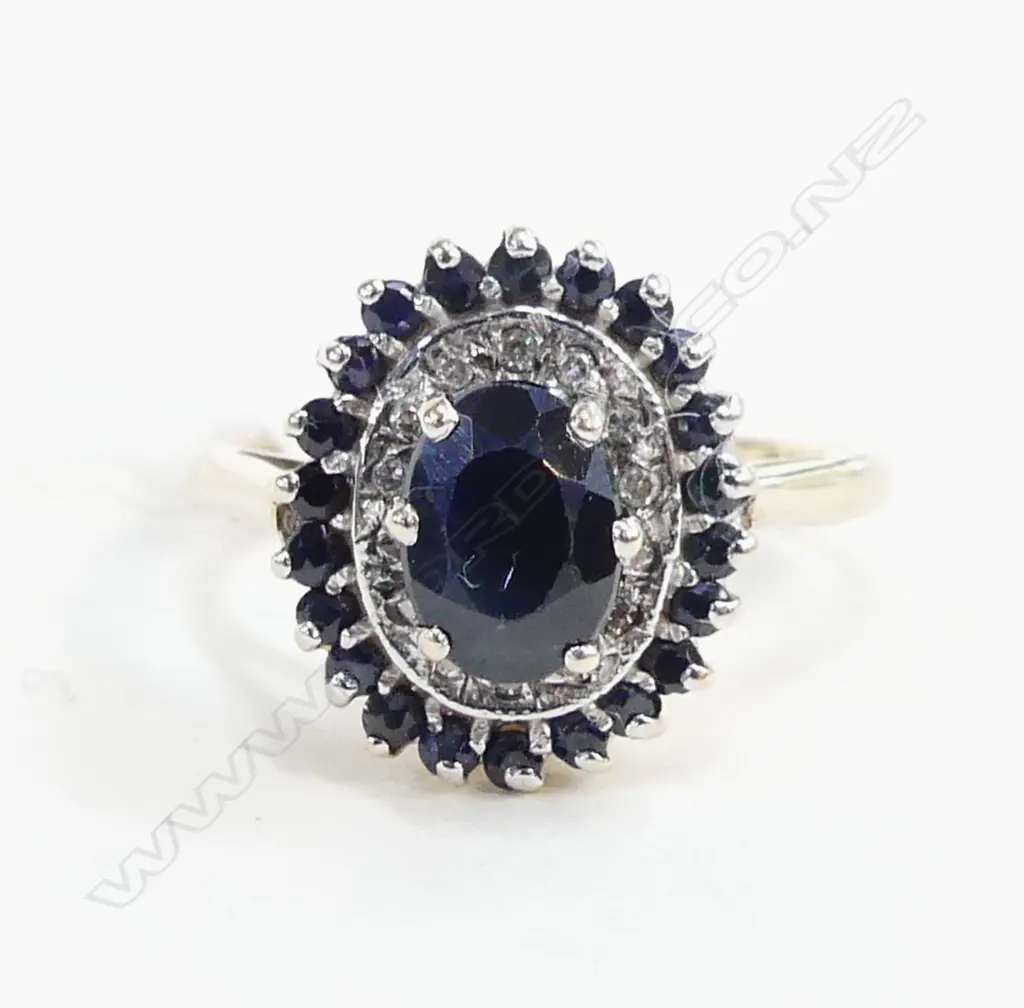 9ct GOLD & SAPPHIRE  DIAMOND CLUSTER RING 2.96gms Image 1++