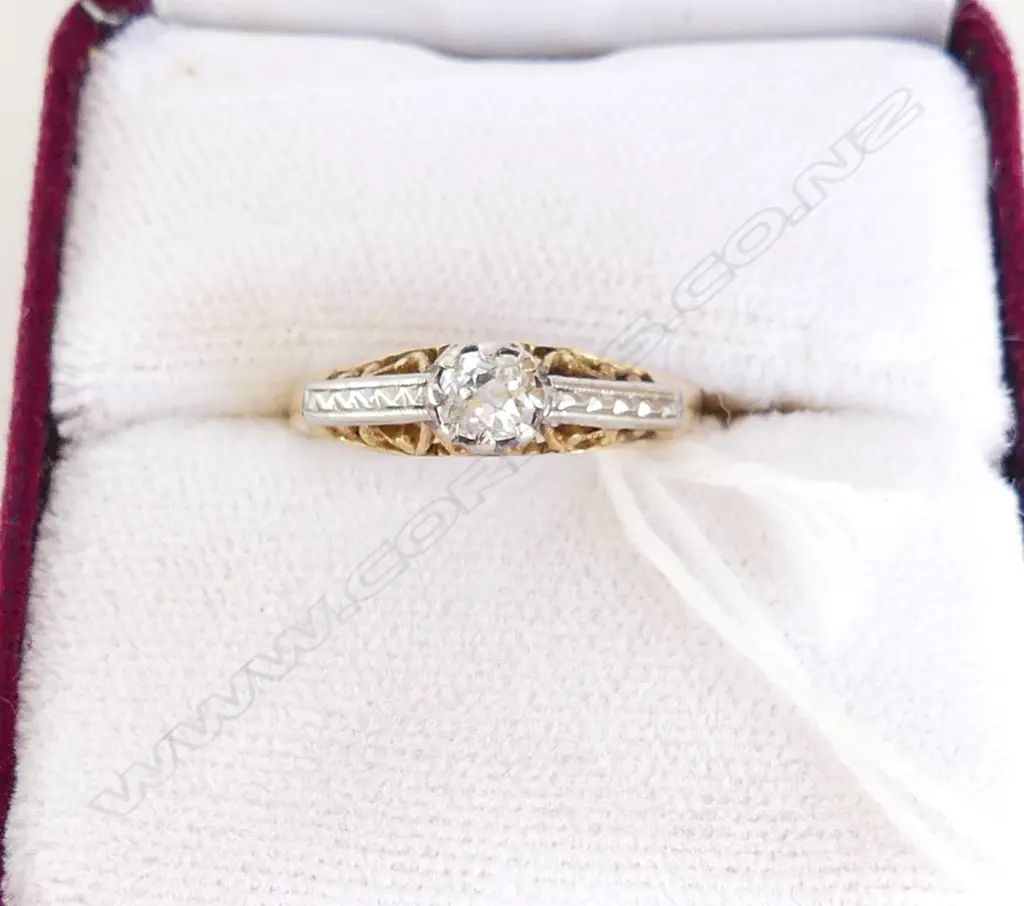 18CT & PLATINUM DIAMOND SOLITAIRE RING 2.1 GRAMS Image 1++