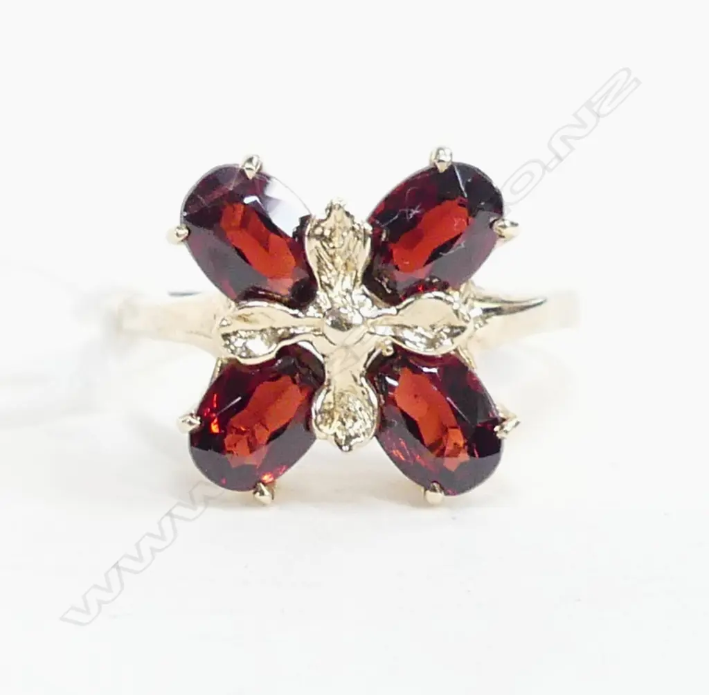 9CT GOLD & GARNET FANCY RETRO DRESS RING 4.3gms Image 1++