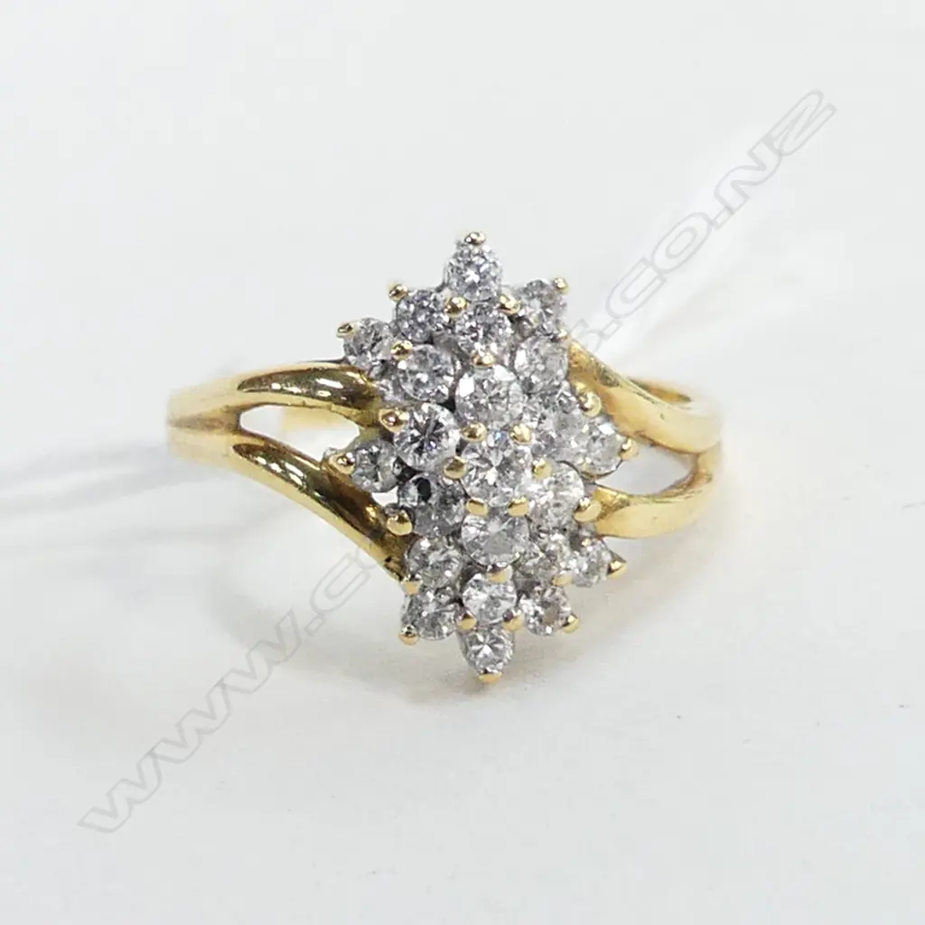 18CT GOLD DIAMOND CLUSTER RING, 3.11gms Image 1++