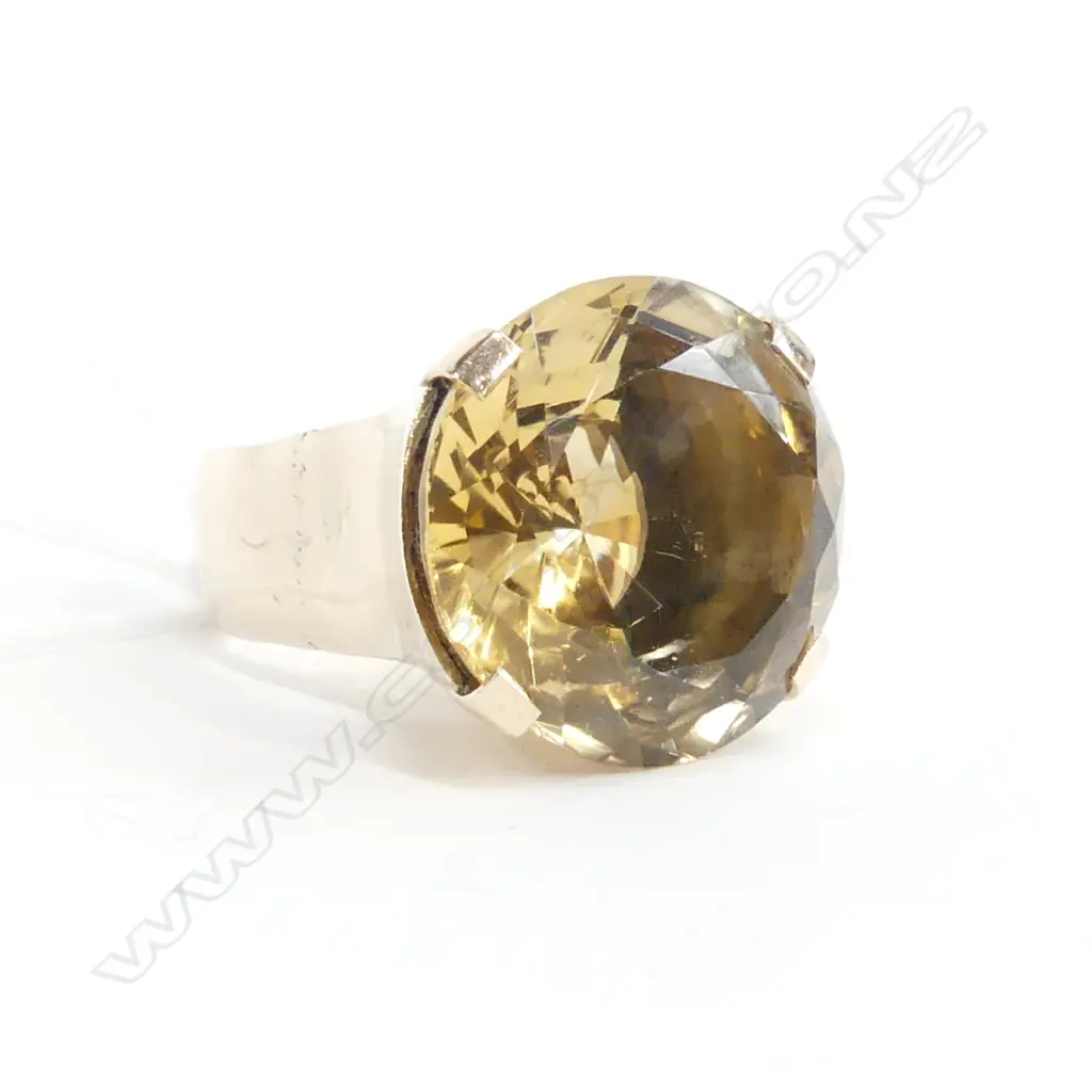 9CT GOLD & CITRINE SUBSTANTIAL RETRO DRESS RING. 24.3gms. Image 1++