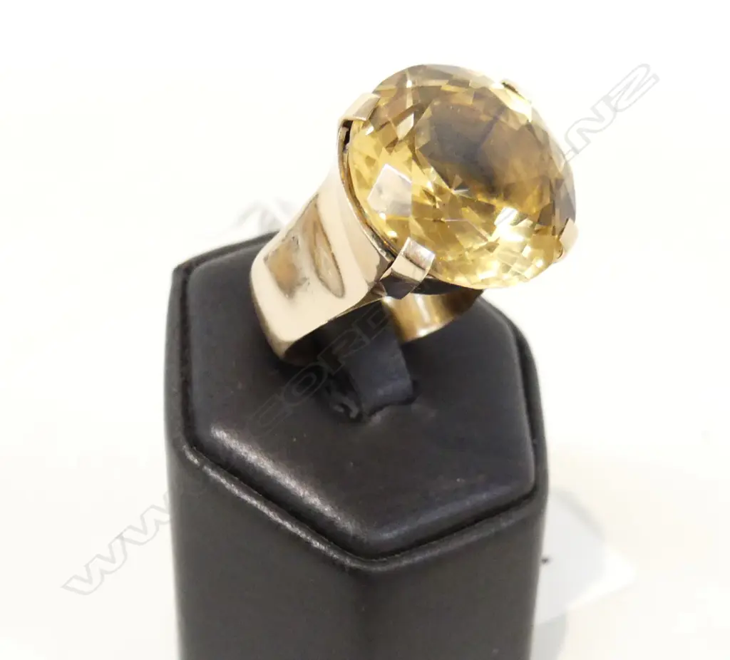 9CT GOLD & CITRINE SUBSTANTIAL RETRO DRESS RING. 24.3gms. Image 1++