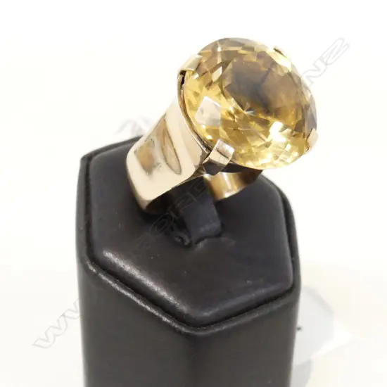9CT GOLD & CITRINE SUBSTANTIAL RETRO DRESS RING. 24.3gms.