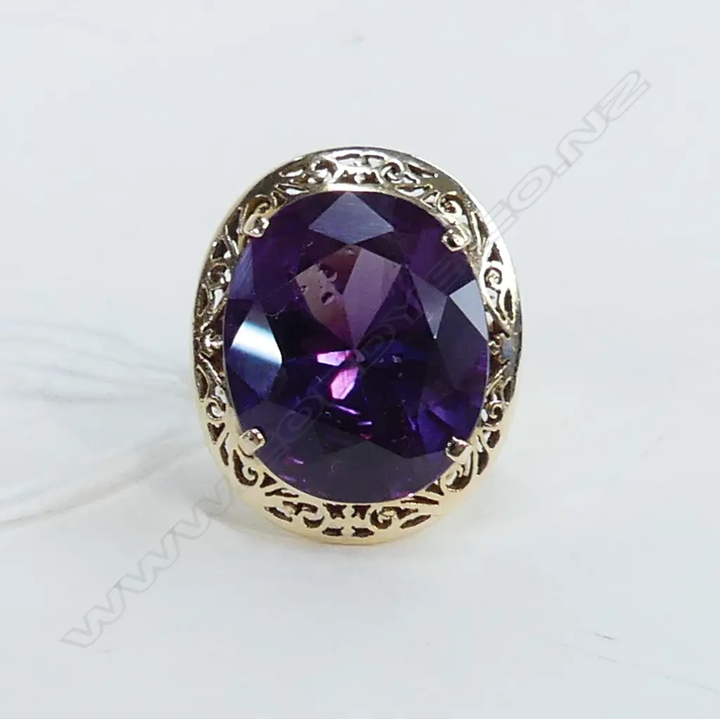 14K GOLD &  LARGE SYNTHETIC AMETHYST DRESS RING 12.2gms Image 1++