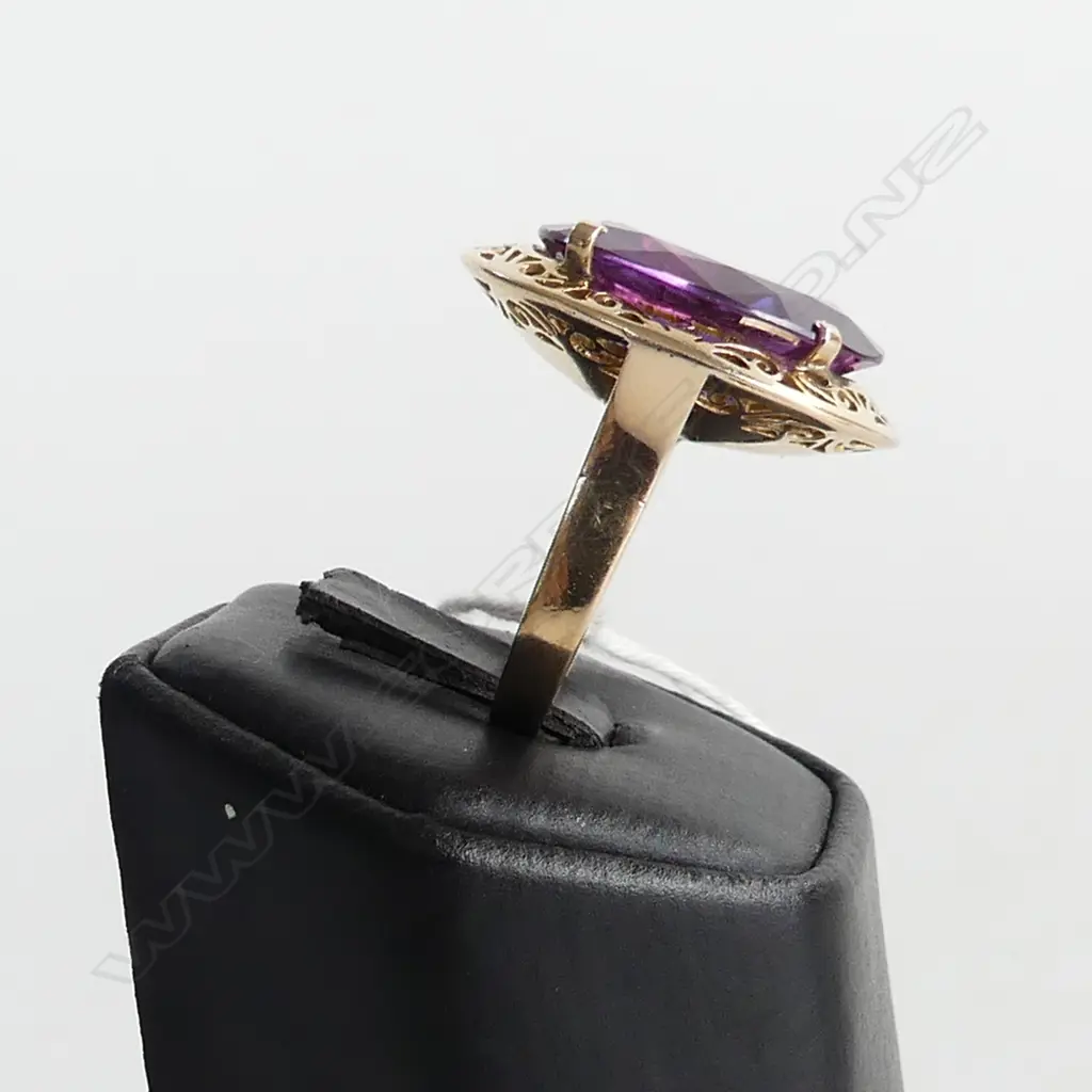 14K GOLD &  LARGE SYNTHETIC AMETHYST DRESS RING 12.2gms Image 1++