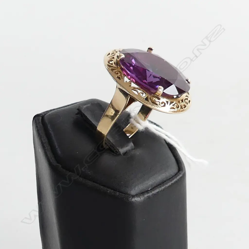 14K GOLD &  LARGE SYNTHETIC AMETHYST DRESS RING 12.2gms Image 1++