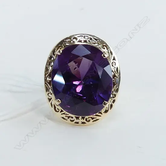14K GOLD &  LARGE SYNTHETIC AMETHYST DRESS RING 12.2gms