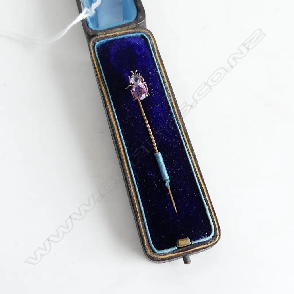 VINTAGE CASED 9CT GOLD AMETHYST SET INSECT PIN FAULTS Image 1++