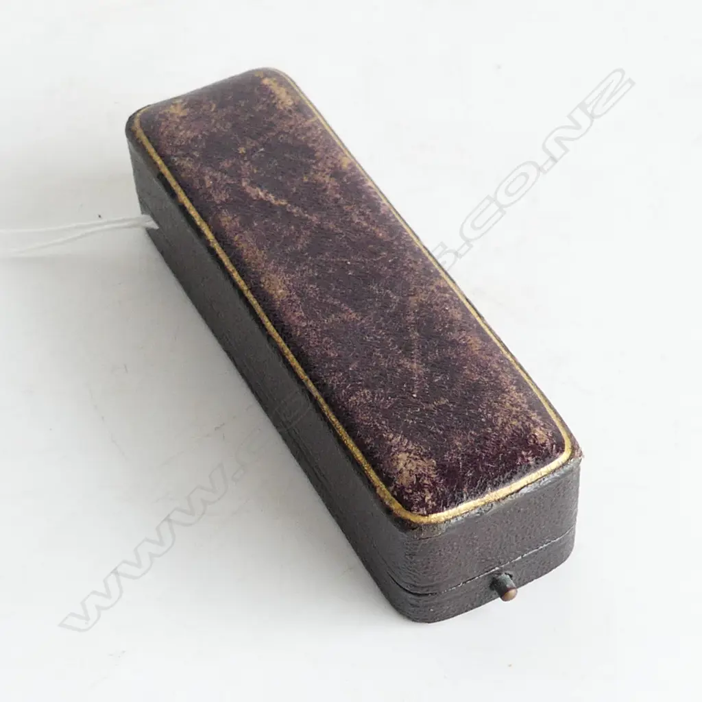 VINTAGE CASED 9CT GOLD AMETHYST SET INSECT PIN FAULTS Image 1++