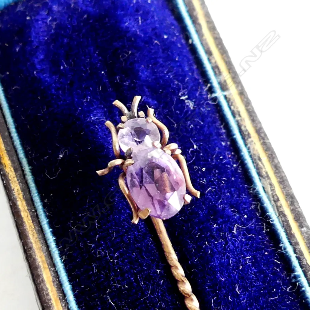 VINTAGE CASED 9CT GOLD AMETHYST SET INSECT PIN FAULTS Image 1++