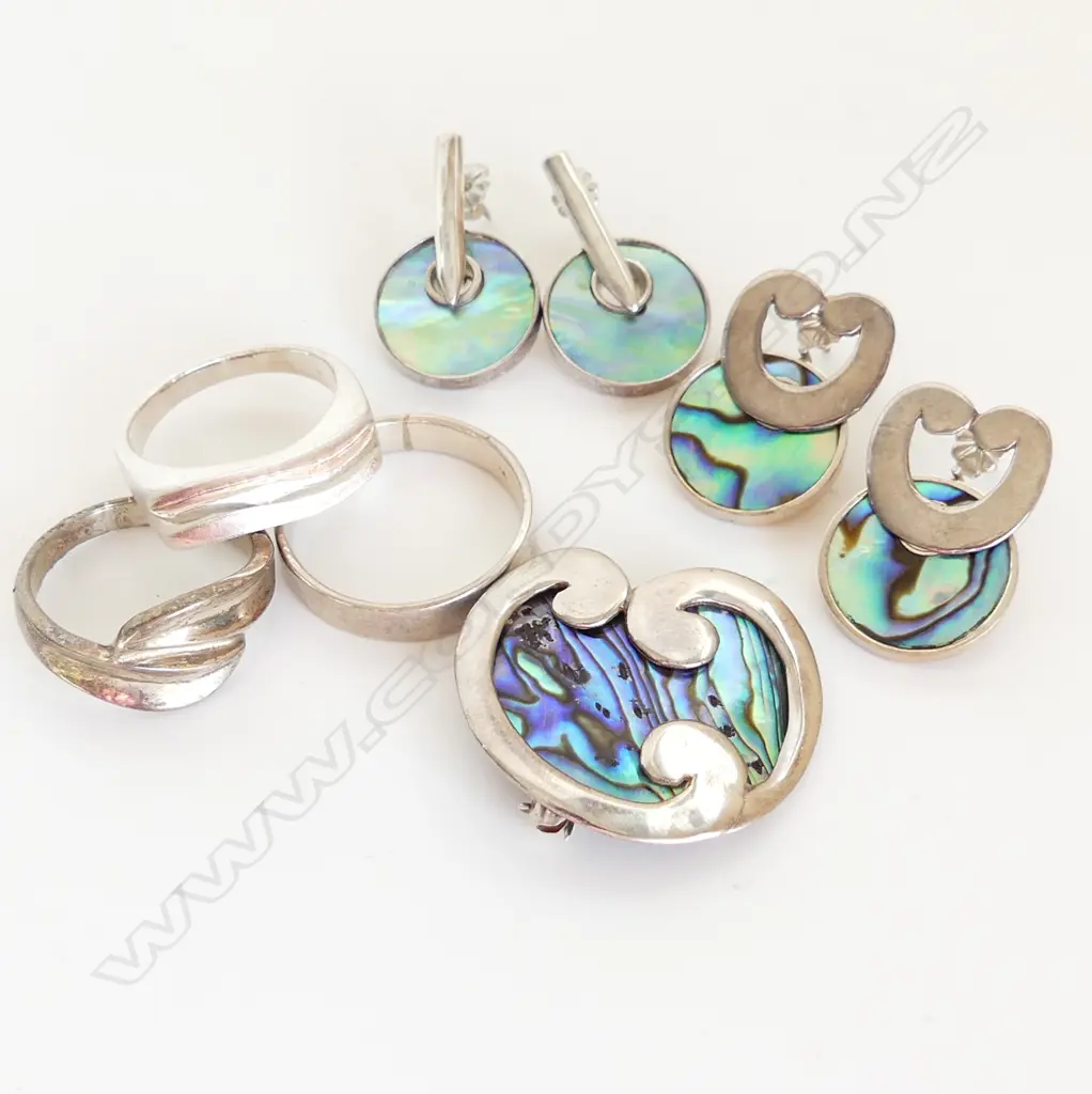 3 925 SILVER RINGS, 2 PRS PAUA EARRINGS + BROOCH 43 GRAMS Image 1++
