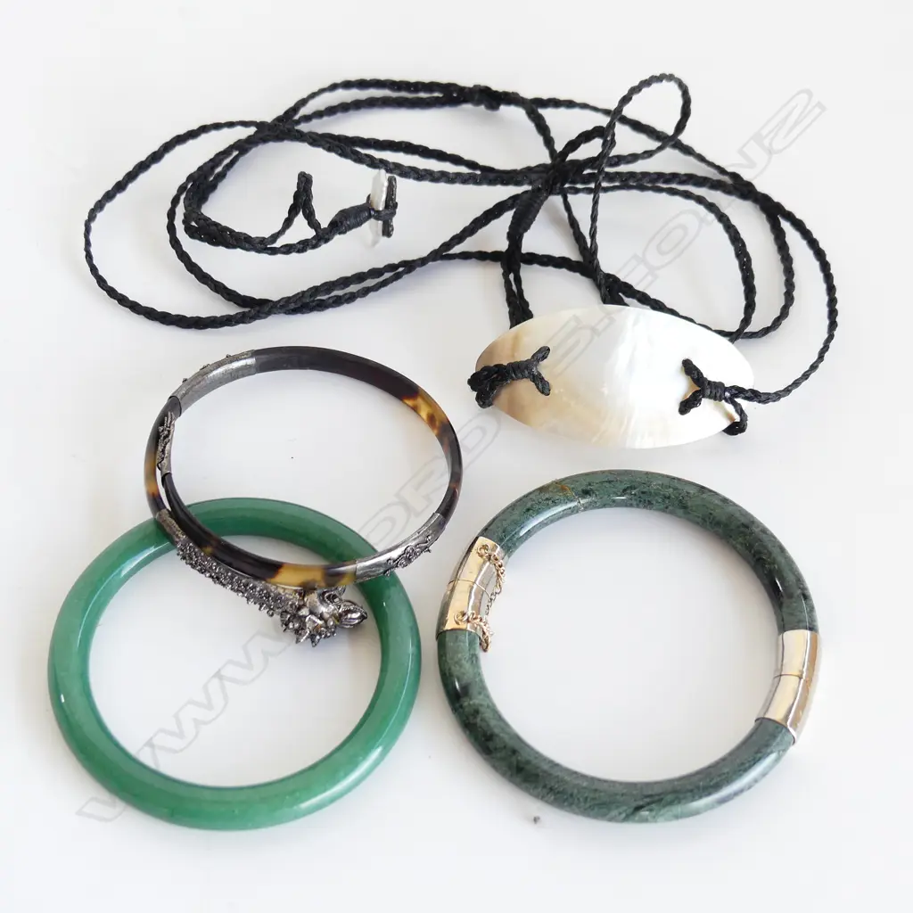 3 BANGLES + SHELL PENDANT NECKLACE Image 1++