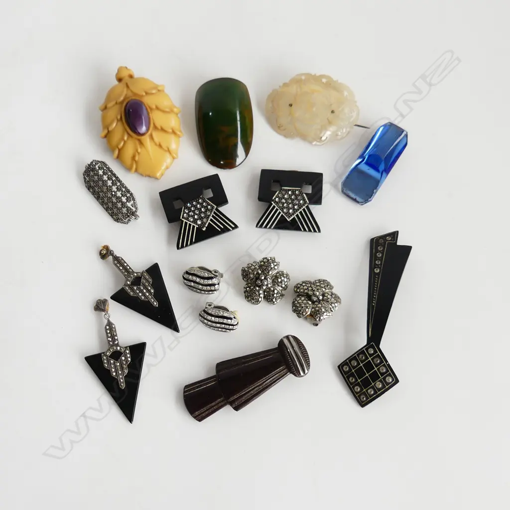 ASST. DECO COSTUME JEWELLERY; BROOCHES ETC Image 1++