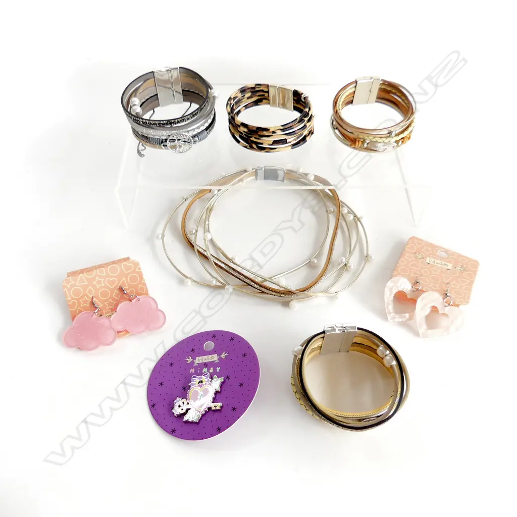 FIVE BRACELETS/BROOCH/2 PAIRS OF EARRINGS Image 1++