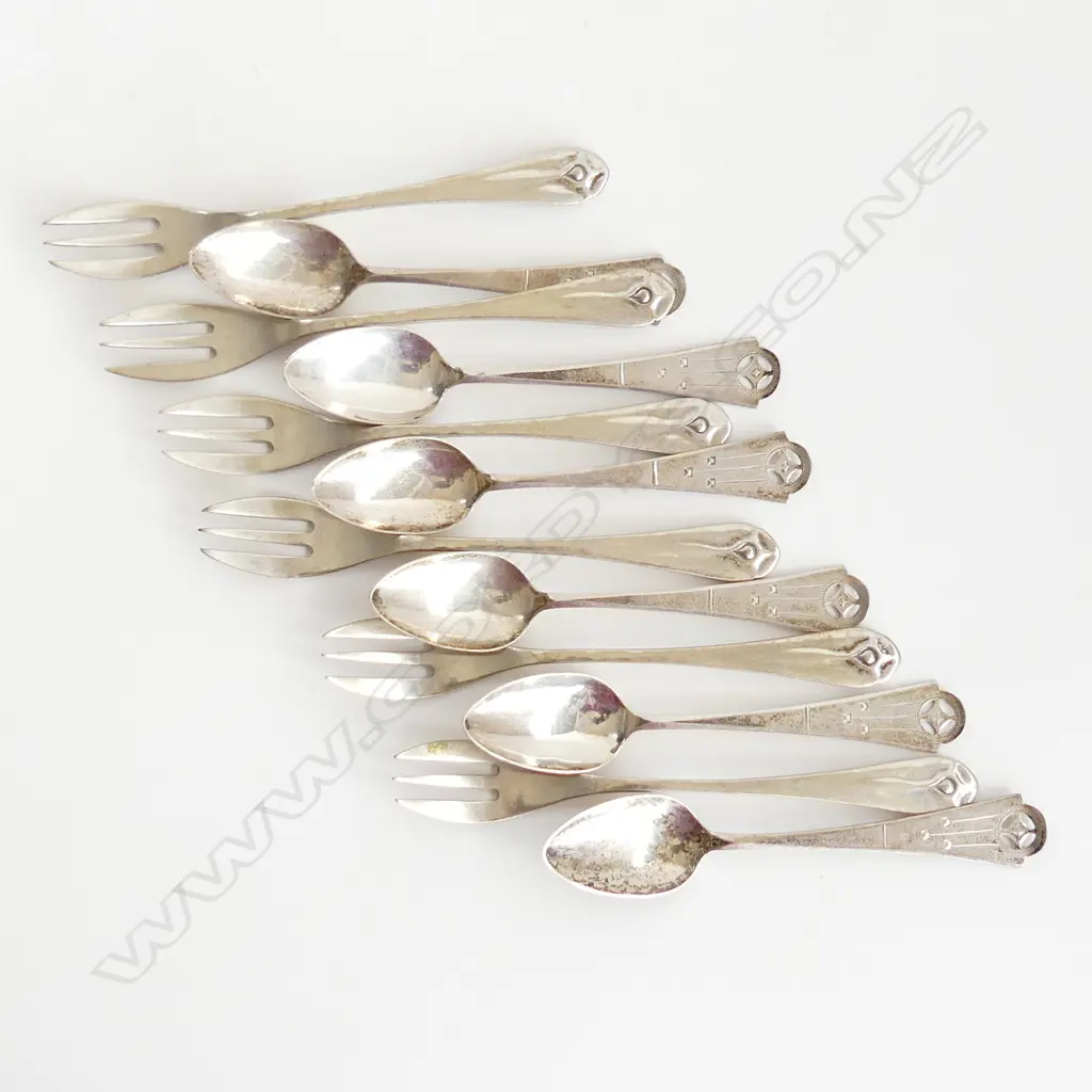 12 PCES SILVER? CUTLERY 137 GRAMS (6+6) Image 1++