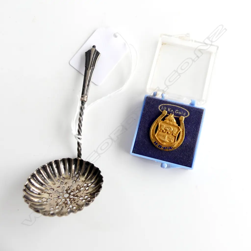 10ct HORSE SHOE PIN 4gms + silver caddy / strainer spoon Image 1++