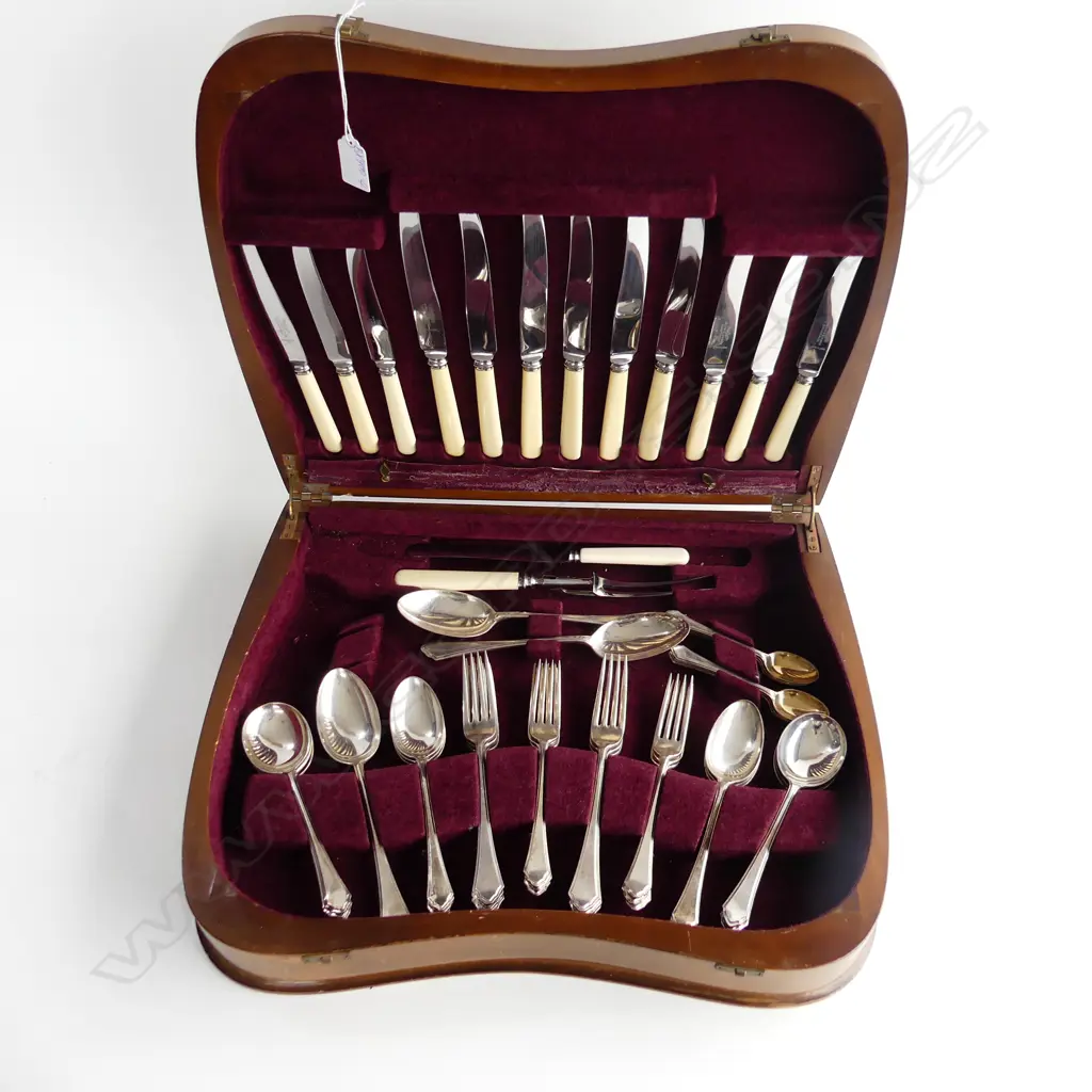 BOXED PLATED PART CUTLERY SET. Image 1++