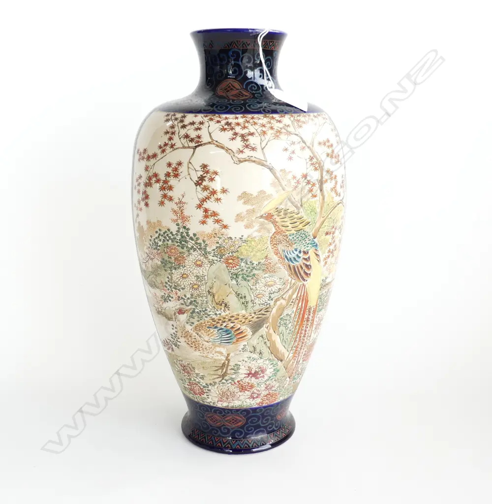 LG VINTAGE ORIENTAL VASE DECORATED WITH TRADITIONAL SCENES & BIRDS, H. 410mm Image 1++