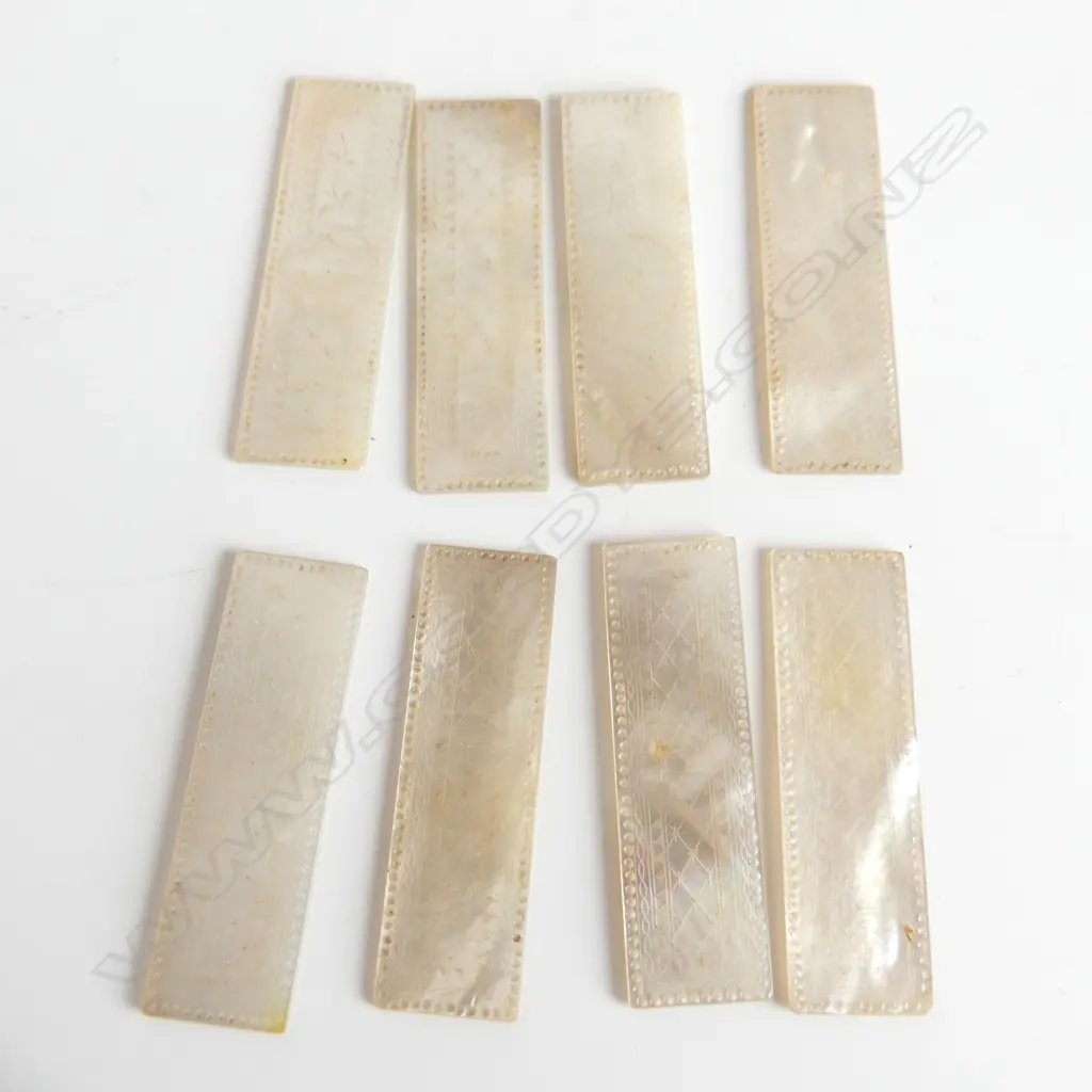 8 QUALITY ANTIQUE MOTHER OF PEARL GAMING TOKENS ENGRAVED WITH CHINESE ENGRAVINGS L. 52MM Image 1++