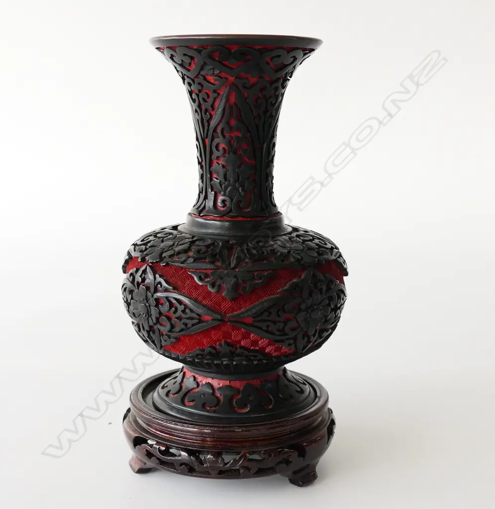 BLACK AND RED CINNABAR VASE AND STAND. HEIGHT WITHOUT STAND 20CM Image 1++