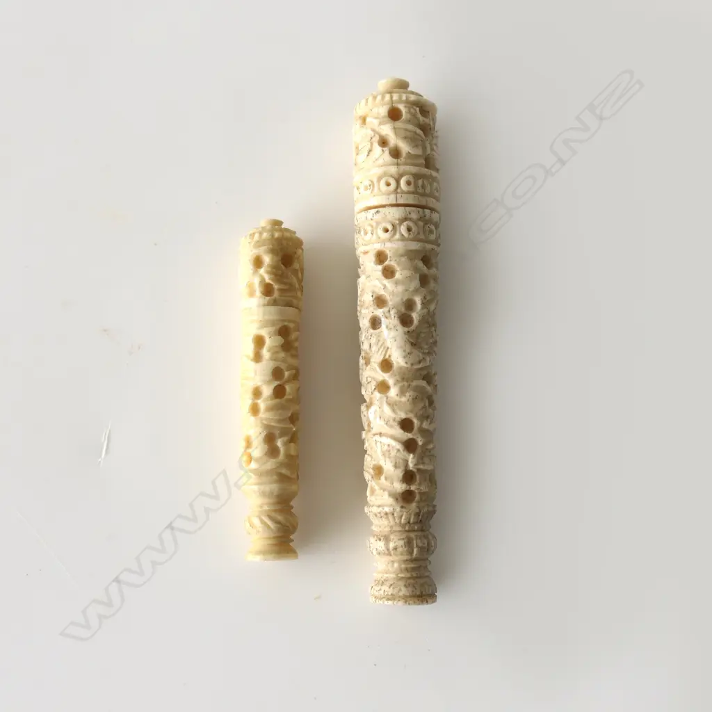 2 CHINESE CARVED BONE NEEDLE CASES L 8CM & L 5.5CM Image 1++