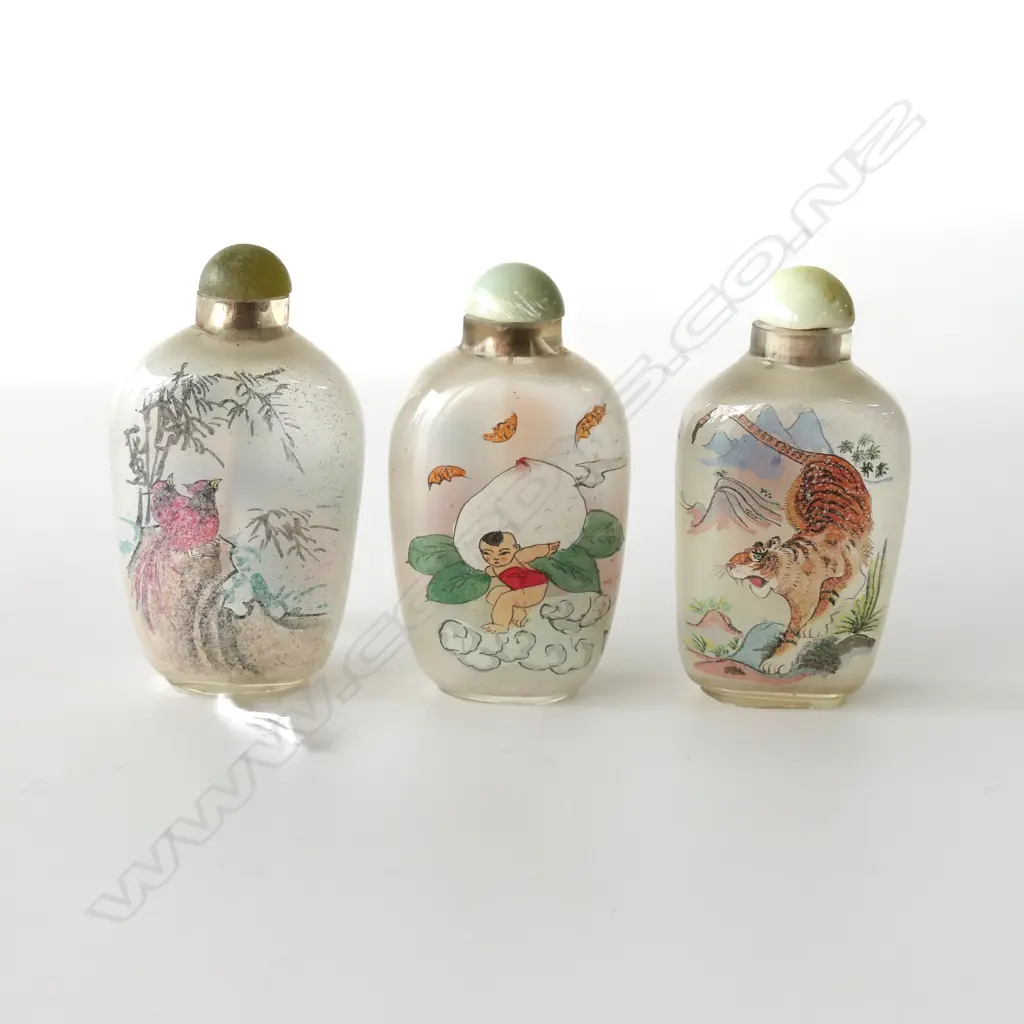 THREE INSIDE PAINTED CHINESE SNUFF BOTTLES. W 17CMX17CM H 14CM Image 1++