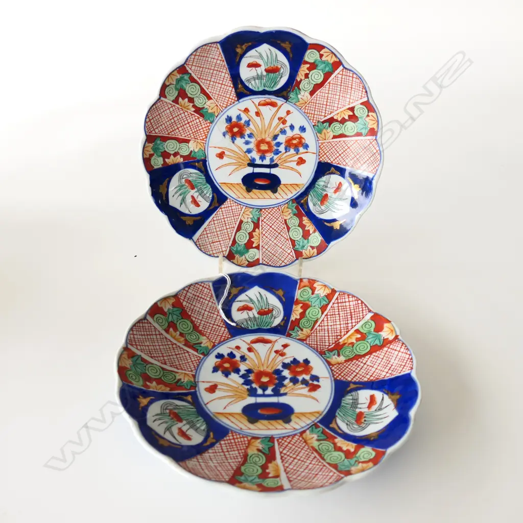 PAIR OF JAPANESE IMARI PLATES 22CM .DIAMETER Image 1++