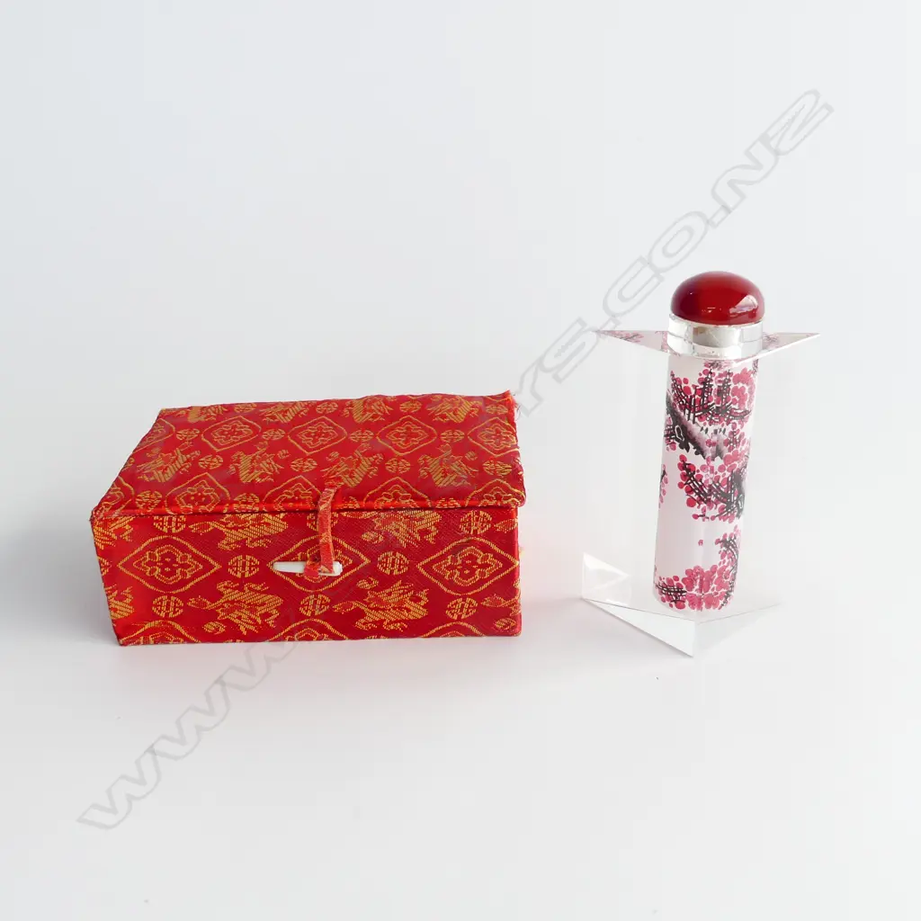 LARGE BOXED CHINESE INTERNAL PAINTED 3 SIDED SNUFF BOTTLE WITH BOX. Image 1++