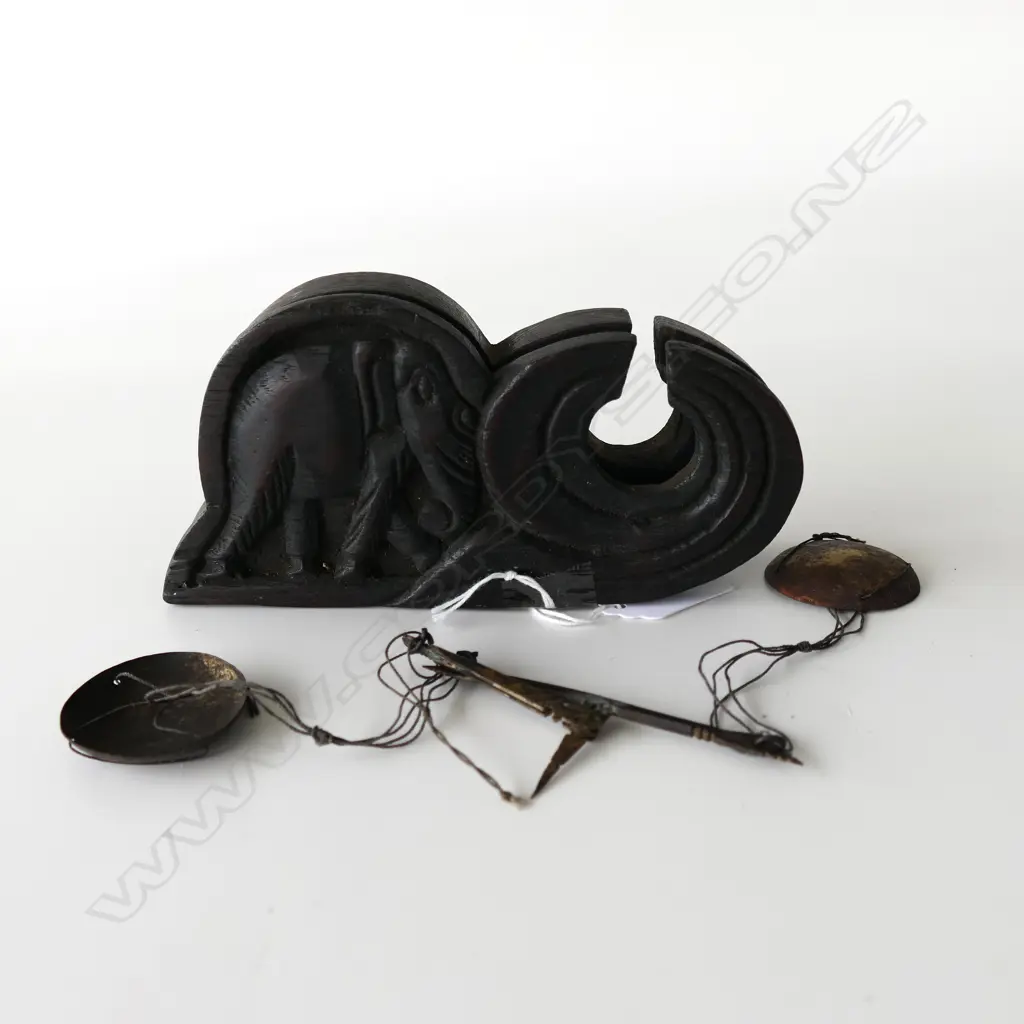 GOLD SCALES IN CARVED WOODEN CASE. Image 1++