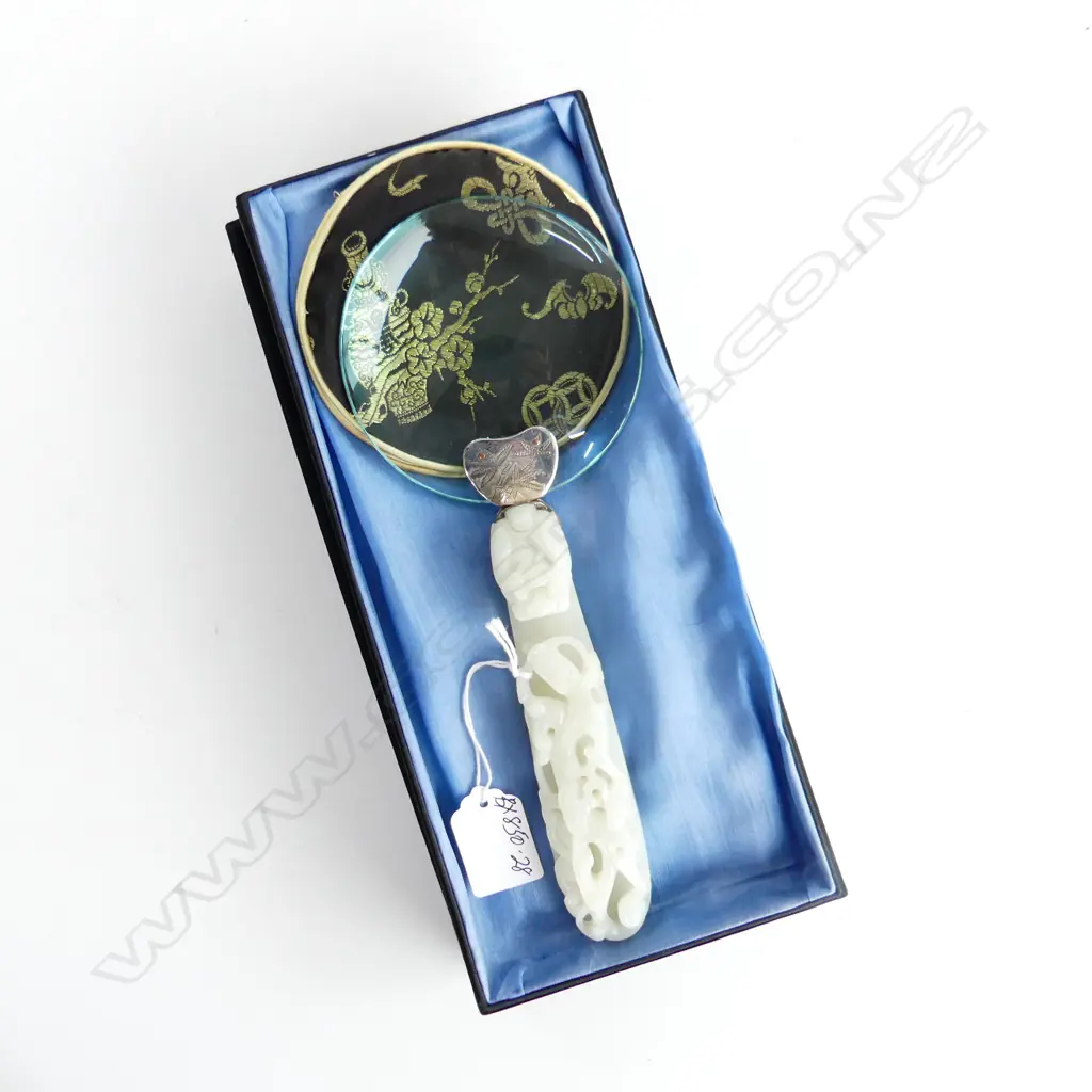 BOXED CHINESE JADE SCEPTRE AS MAGNIFYING GLASS, L. 260mm Image 1++