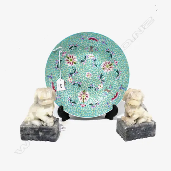 CHINESE FAMILE VERTE PLATE DIA 250MM & PR SOAPSTONE FOO DOGS H130MM