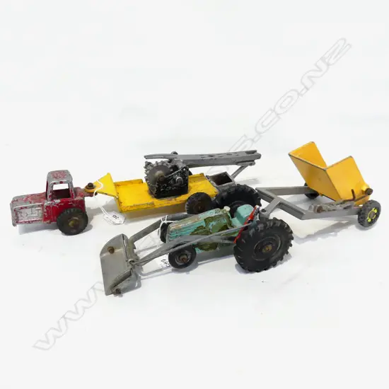 FUN HO TRACTOR & FEED OUT TRAILER L410MM &EARTH MOVING DIGGERL390MM