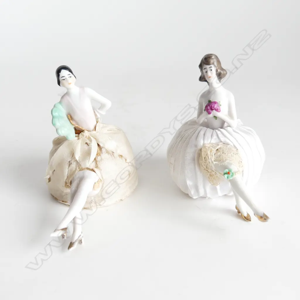 TWO ANTIQUE HALF DOLL PIN CUSHIONS WITH LEGS – ONE ART DECO WITH GARTER, ONE WITH FAN H. 80mm Image 1++