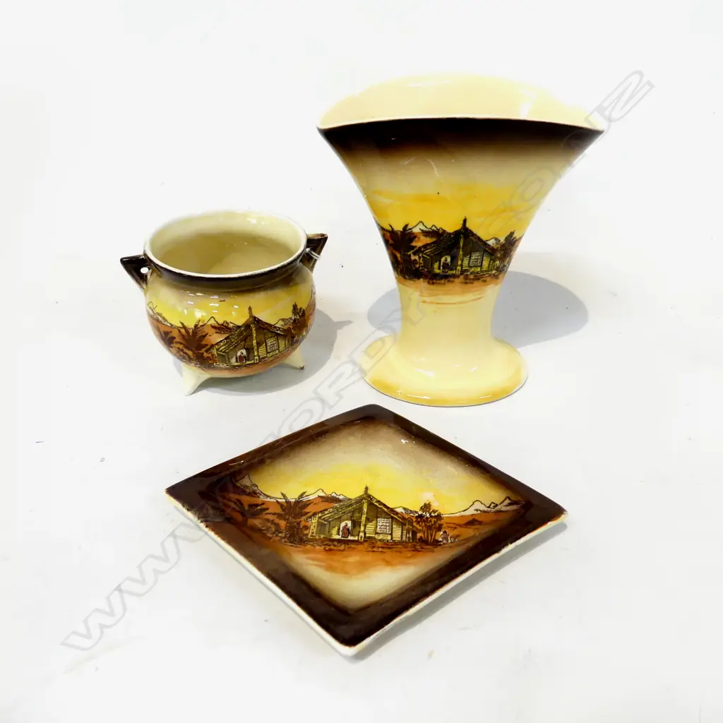 3 PCES ROYAL STAFFORDSHIRE 'HOMELAND SERIES'; VASE H.140mm, DIAMOND SHAPED DISH & MINI COULDRON H.70mm Image 1++