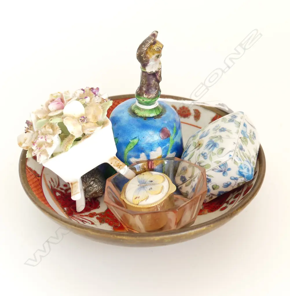 SMALL ORIENTAL DISH + ENAMEL BELL + OTHER SMALLS Image 1++