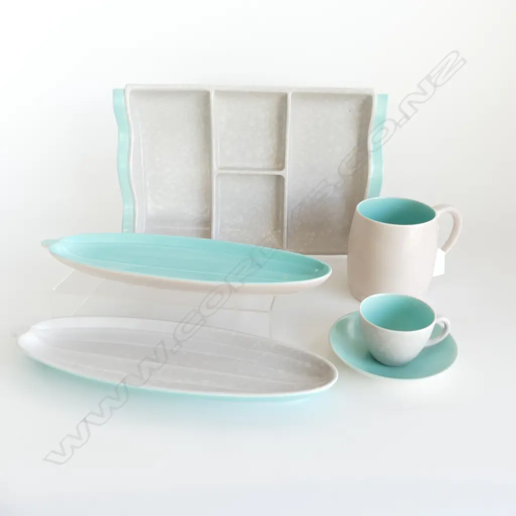 5 PCES POOLE TWINTONE; ICE GREEN / MUSHROOM; 3 DISHES 345x215, C/S, MUG Image 1++