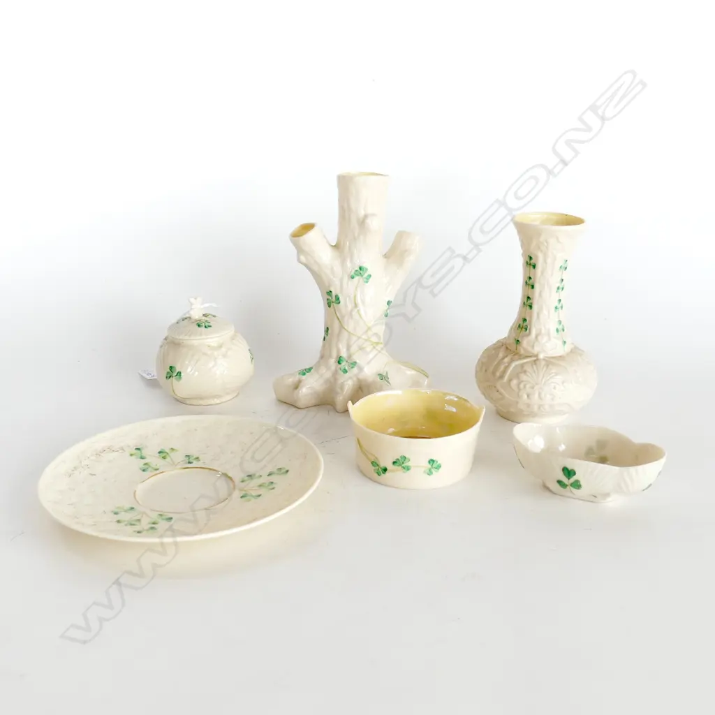 6 PCES BELLEEK GREEN LABLE w. SHAMROCKS; SAUCER, 2 DISHES, LIDDED CONTAINER, 2 VASES H.155mm Image 1++